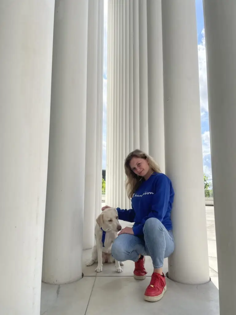 Sky & Sandra vor der Philharmonie in Luxemburg