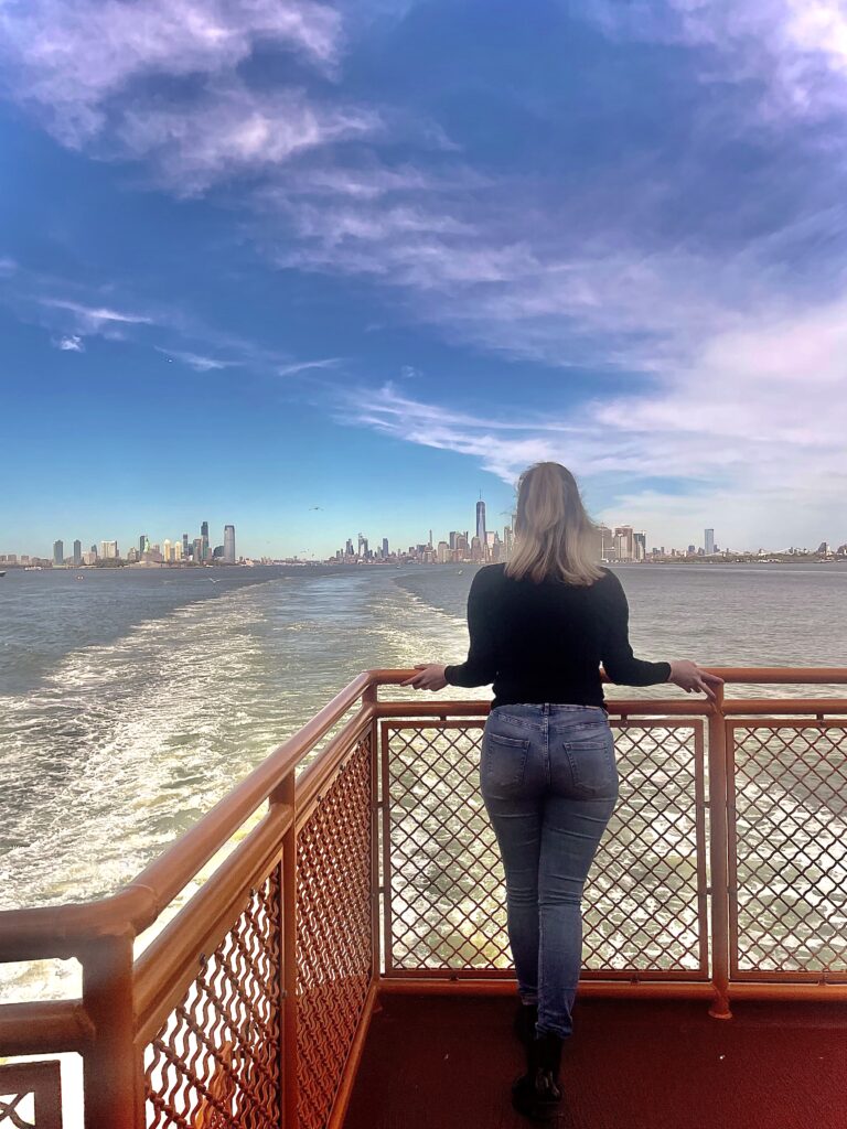 Frau auf einer Fähre auf dem Hudson River in New York